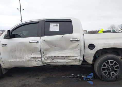 2019 Toyota Tundra 1794 5.7L V8 z USA, uszkodzony, nr VIN 5TFAY5F12KX866934